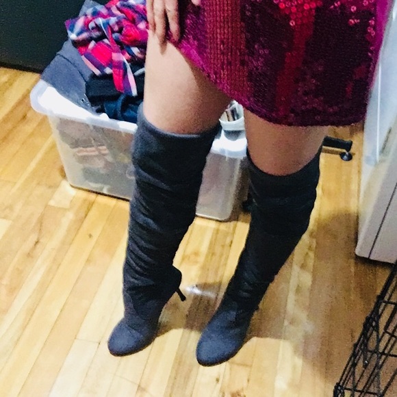 Faux suede boots with small heels almost new 🍂🍁 - Picture 6 of 6